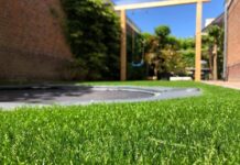 Chcete mít trávník i tam, kde se mu nedaří? Pomůže umělý travní koberec