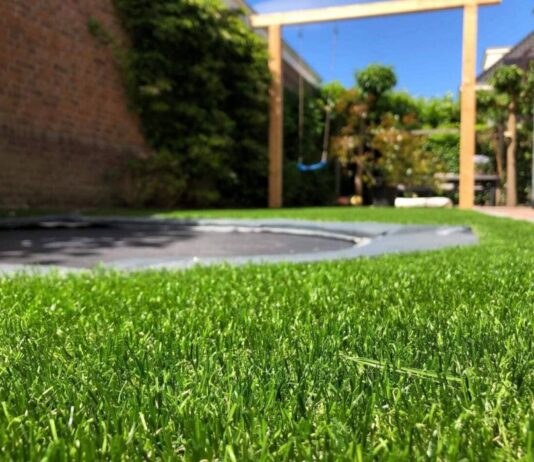 Chcete mít trávník i tam, kde se mu nedaří? Pomůže umělý travní koberec